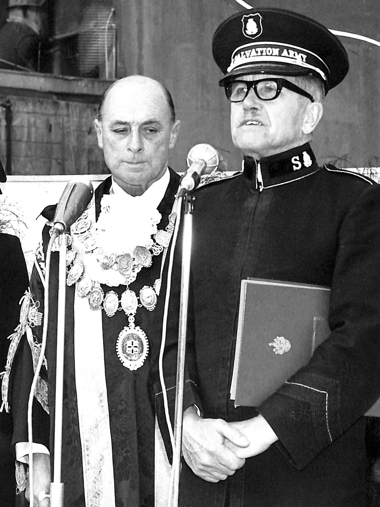 Photo of Commissioner Harvey and Lord Mayor Reg Talbot